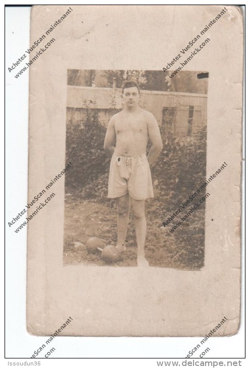 Sports  - Carte Photo  - Homme En Short Avec Des Haltères à Ses Pieds - Gewichtheffen