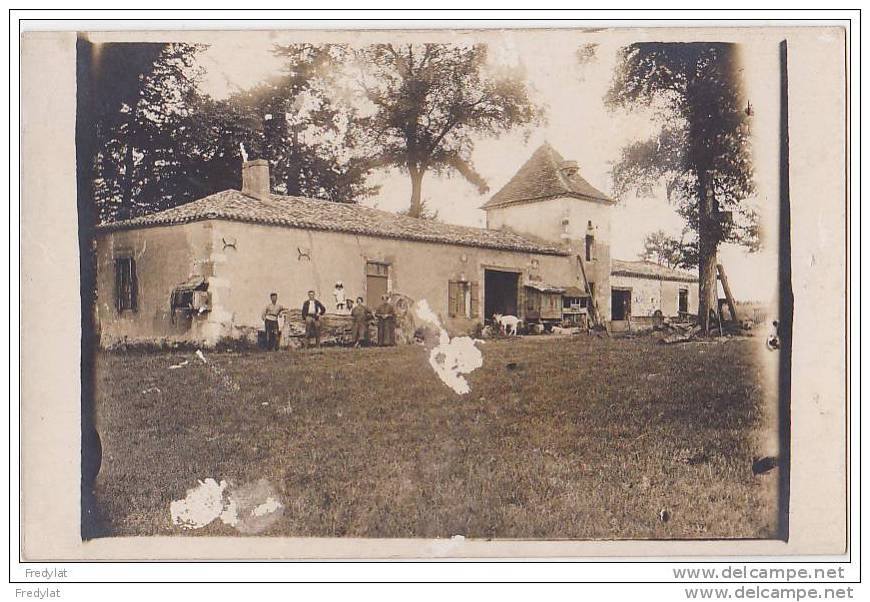 CARTE PHOTO   D´UNE FAMILLE DEVANT SA FERME - Non Classés