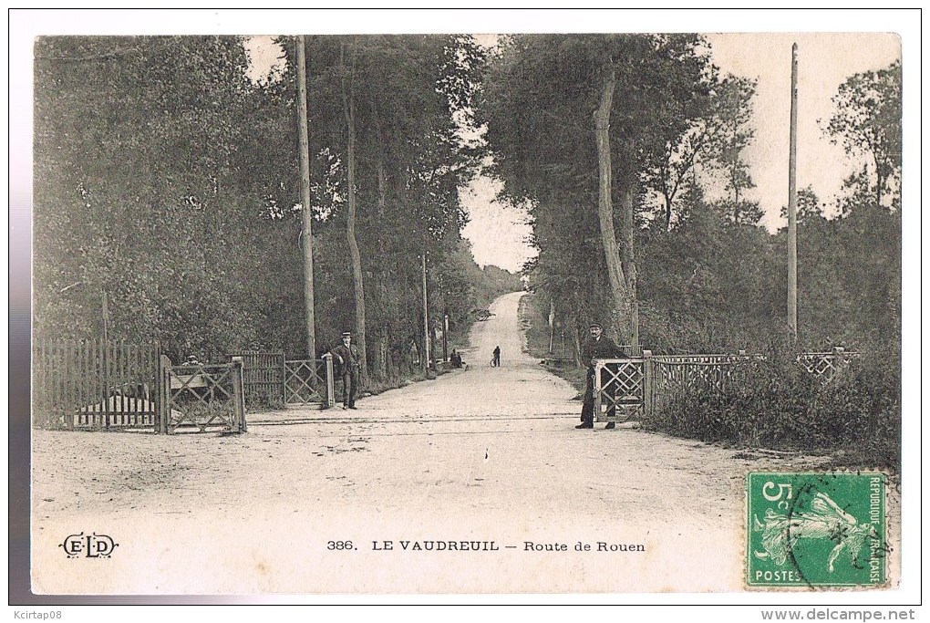 LE VAUDREUIL . Route De Rouen Au Passage à Niveau . - Le Vaudreuil