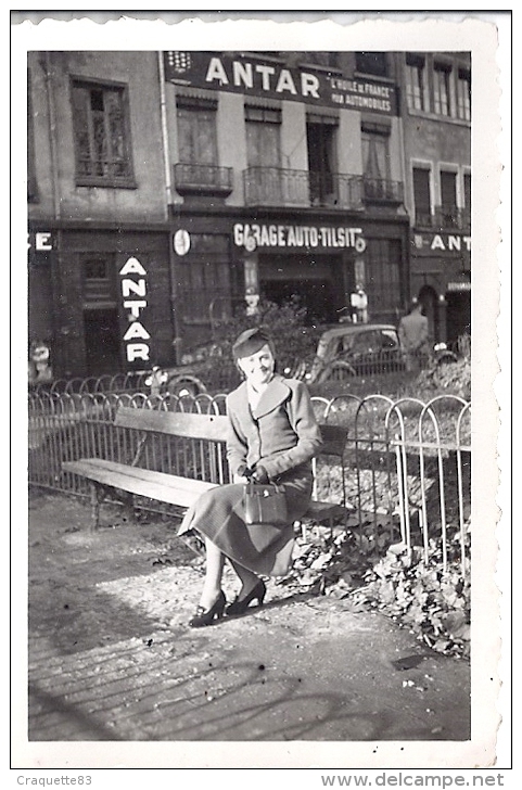 JEUNE FEMME ASSISE SUR UN BANC  ANNEE 40  GARAGE AUTO TILSIT  PPUB. ANTAR 6X8,5CM - Anonymous Persons