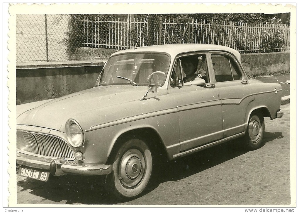 PHOTOGRAPHIE  N & B AUTOMOBILE SIMCA  ARONDE IMMATRICULEE DANS LE RHONE - Automobiles