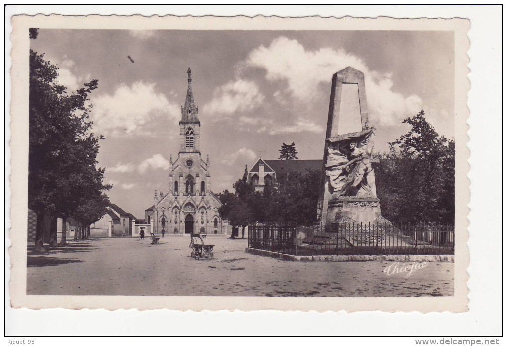 ISSOUDUN - Basilique De N.D. Du Sacré-Coeur Et Monument De 1870 - Issoudun