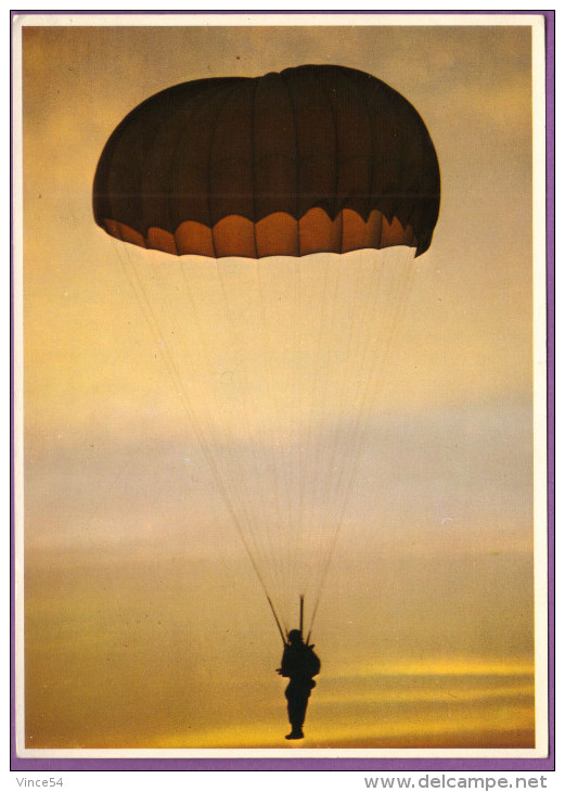 TRANSALL C. 160 - Parachute Au Coucher Du Soleil Fallschirm Bei Untergehender Sonne Carte Grand Format 17,5 X 12,5 Cm - Paracadutismo