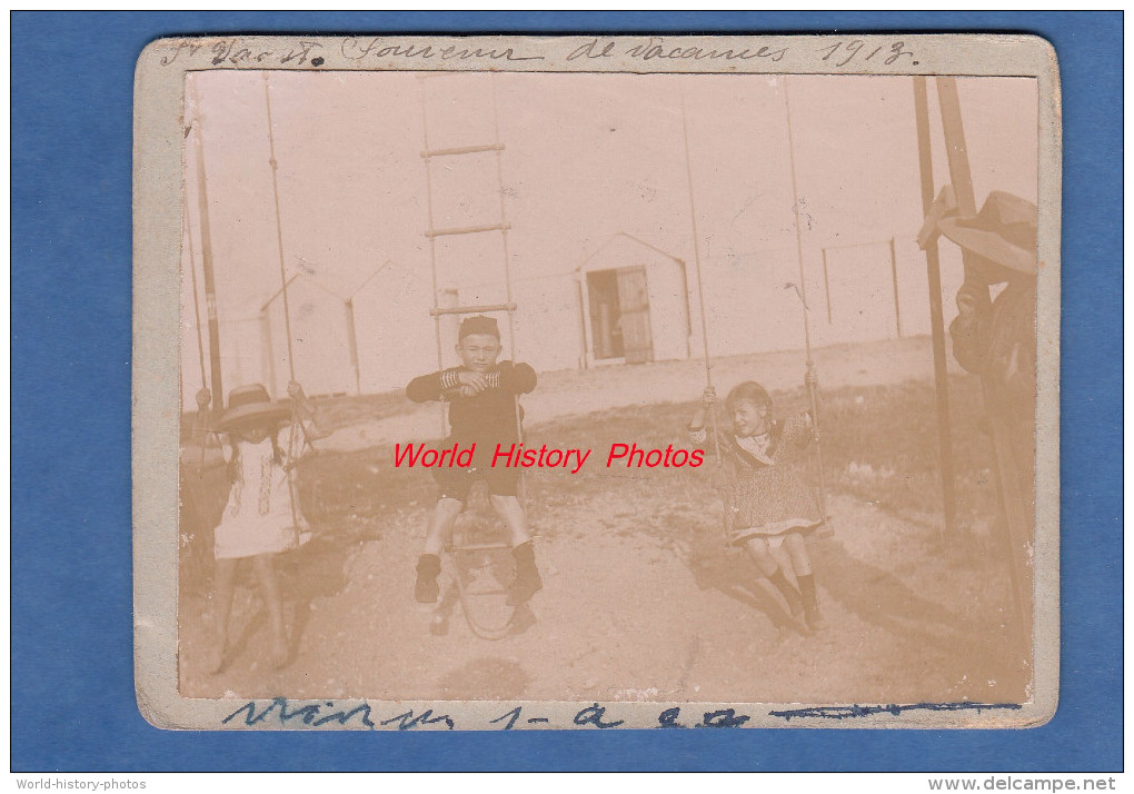 2 Photos Anciennes - SAINT VAAST LA HOUGUE - Enfant Sur Balançoire - Jeune Fille Au Chapeau - Voir Robe - Mode - 1913 - Places