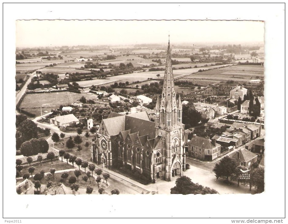 CPA : 44 - Saint Philibert De Grand Lieu : L'Eglise & La Place : église - Maisons - Campagne Environnante - Saint-Philbert-de-Grand-Lieu