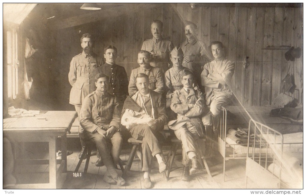 KARLSRUHE CARTE PHOTO DE L'INTERIEUR D'UN BARAQUEMENT DE PRISONNIER DE GUERRE 1917 - Karlsruhe