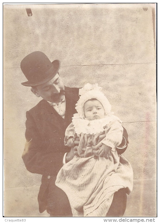 PERE CHAPEAU MELON PORTE BEBE SUR LES GENOUX   Photo Sépia11,5x8cm - Ancianas (antes De 1900)