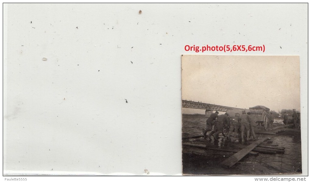 Orig.Photo Allemande- Soldats Allemand  Chargent Matériel S/barge Traverse S/l´eau (FRONT DE L´EST Guerre14-18)2scans - Guerre 1914-18