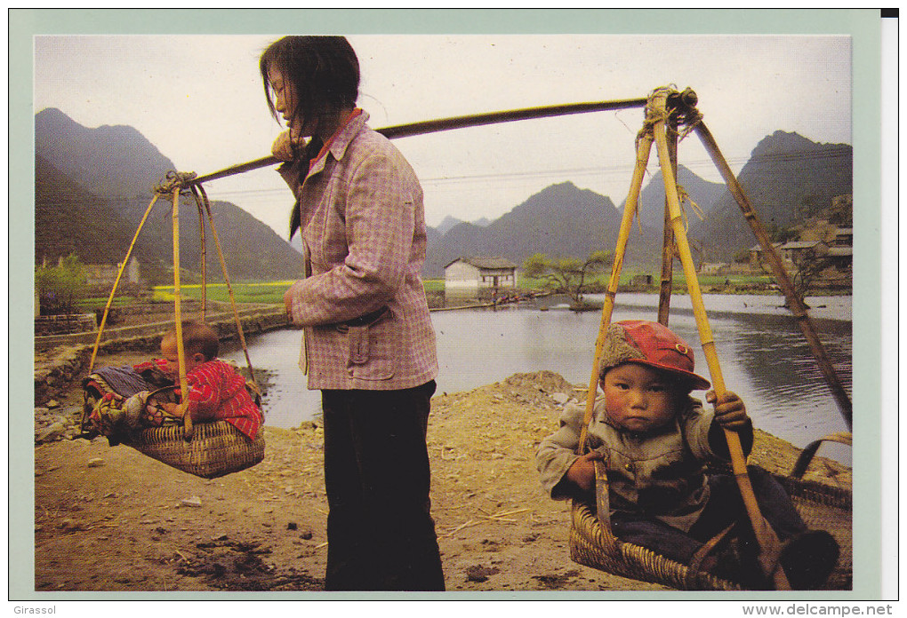 CPM CHINE GUIZHOU RENCONTRE ENFANTS DANS BALANCE  PHOTO HUTEAU - Chine