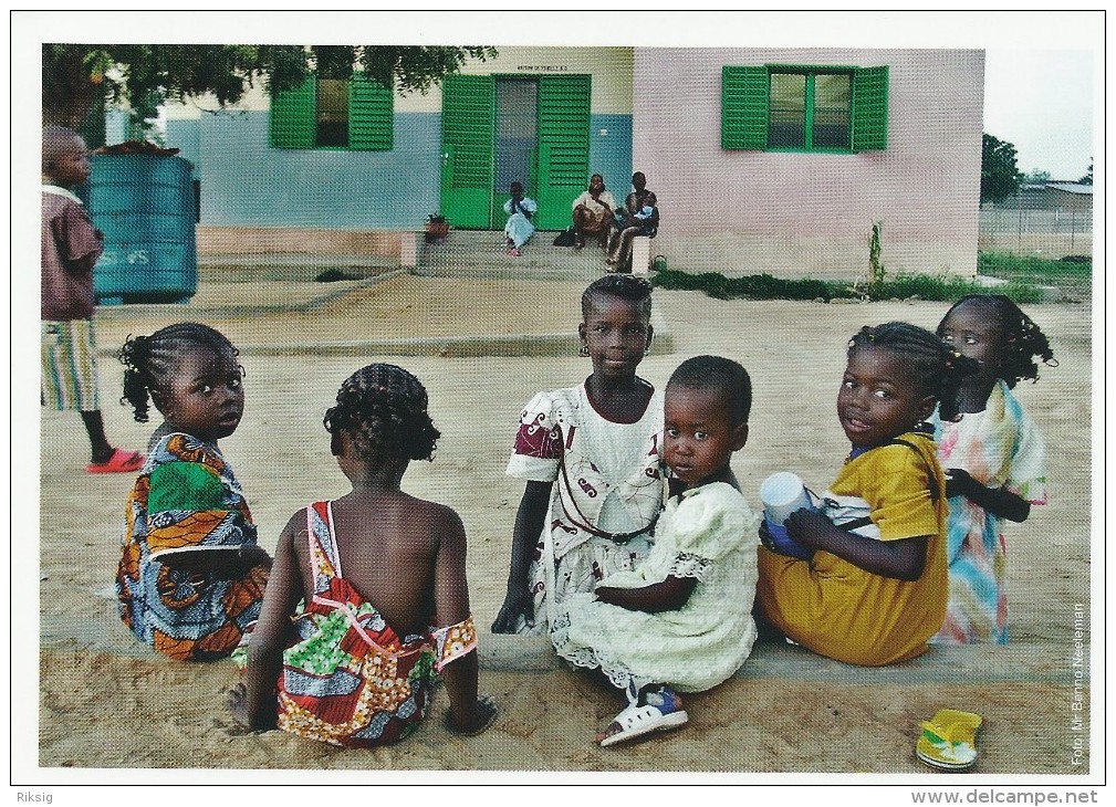 Girls In Front Of A Family House   Tchad  -  Chad.   # 03860 - Tschad