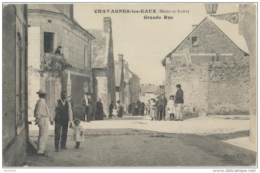 CPA 49 Chavagnes Les Eaux - Grande Rue , Belle Animation - Thouarce