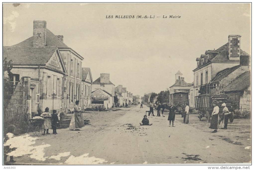 CPA 49 LES ALLEUDS La Mairie, Belle Animation - Thouarce