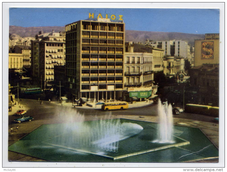 Grèce--Athènes-1962---Pla Ce De La Concorde (Omonia)-autocar-pub Singer à Droite-- Cpm --timbres Au Dos - Grèce