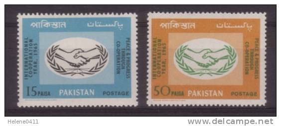 PAIRE NEUVE DU PAKISTAN - ANNEE DE LA COOPERATION INTERNATIONALE ET 20E ANNIV. NATIONS UNIES N° Y&T 213/214 - Pakistan