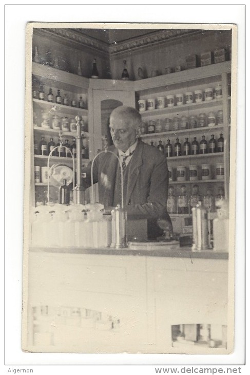 10310 -  Salzburg Carte Photo Pharmacien Ou Droguiste Devant Son Laboratoire 1940-45 - Autres & Non Classés