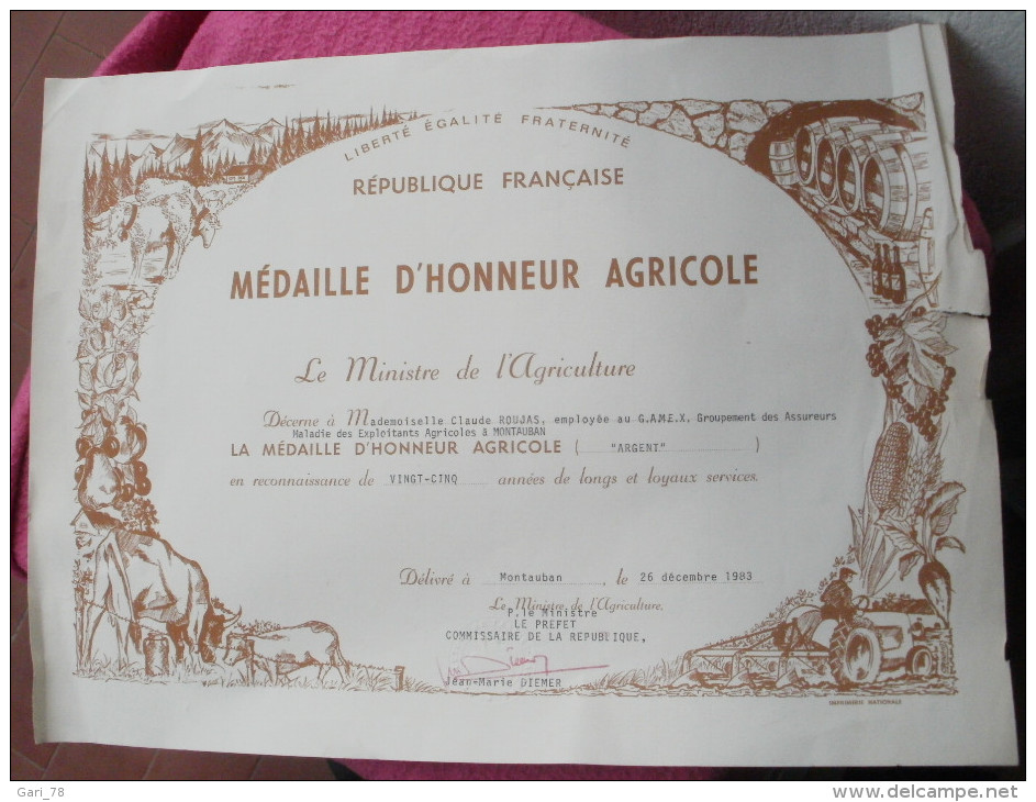 MEDAILLE D'HONNEUR AGRICOLE "Argent"  Du 26 Décembre 1983 - Diplomi E Pagelle