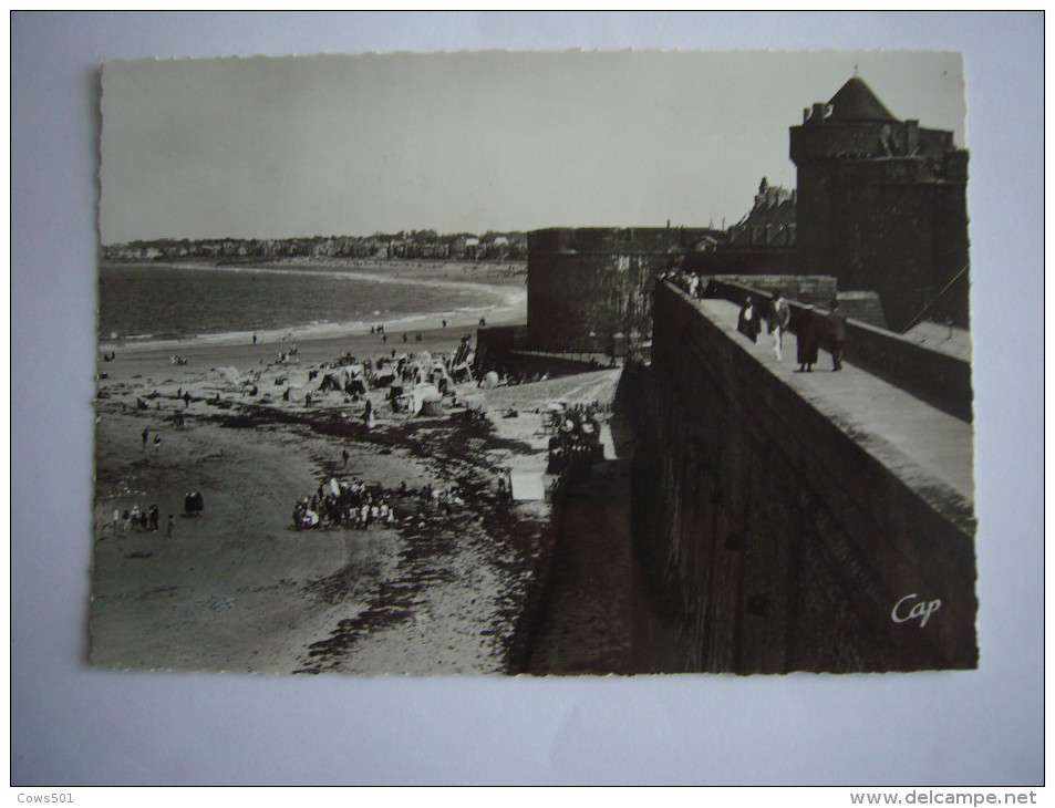 Ille Et Vilaine (35) Saint Malo : Les Remparts Du Château Et La Plage - Saint Malo