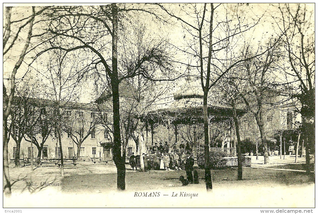 Romans Sur Isere. Le Kiosque Et Les Soldats Prenant La Pose. - Romans Sur Isere