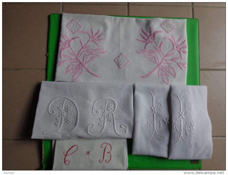 lot de monogramme  et autres  broderies coupees dans des draps ou autre.--loisir creatif (05 -2-)