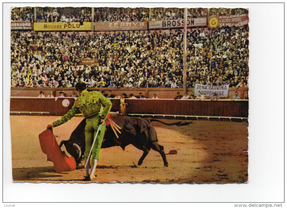 CORRIDA : La Course De Taureaux - Une Excellente Passe "naturelle" De Face De Luis Miguel Dominguin (raccourcie à Gauch - Corridas