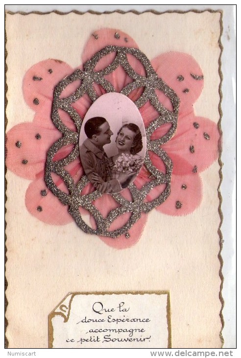 Belle Carte Brodée.. Couple.. Amour.. Amoureux.. Fleurs.. Pétales De Rose.. Brillants.. Douce Espérance.. Souvenir - Brodées