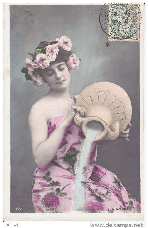 CPA FANTAISIE FEMME A LA CRUCHE COURONNE ROSE EAU DEVERSEE 1905 - Donne