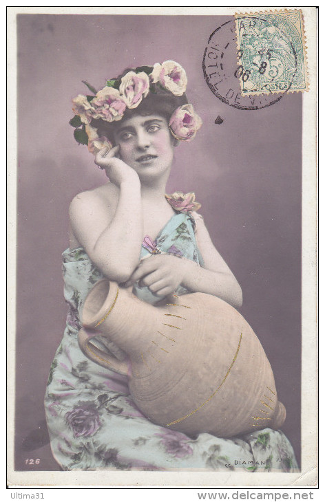 CPA FANTAISIE FEMME A LA CRUCHE COURONNE ROSE MAIN JOUE  1905 - Mujeres