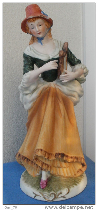 STATUETTE,  En Biscuit, Jeune Femme à La Lyre - Autres & Non Classés