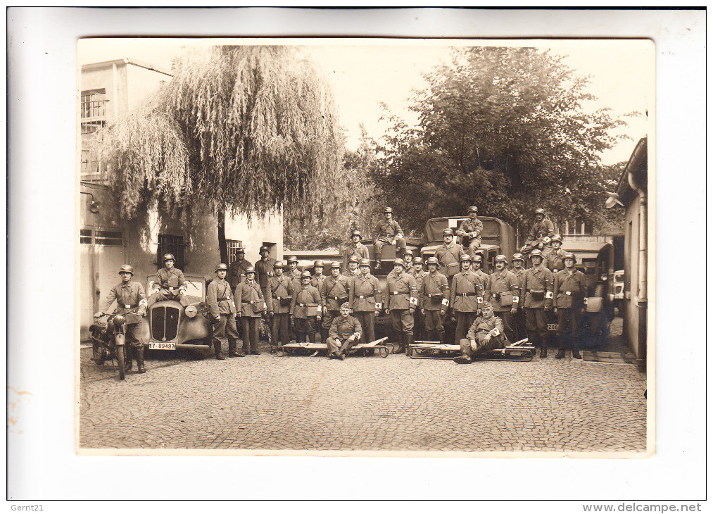 5090 LEVERKUSEN, Photo 17,3 X 12,5 Cm, Werkschutz - Belegschaft Mit Fuhrpark, Wahrscheinlich 2.Weltkrieg - Leverkusen