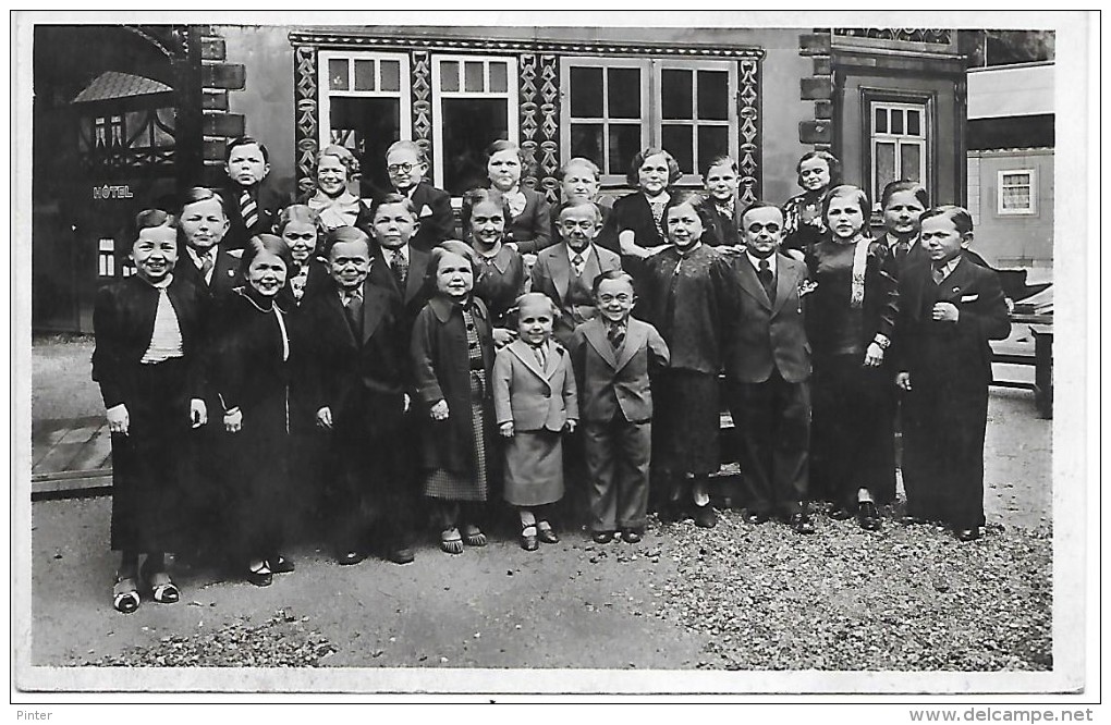 ROYAUME DE LILLIPUT - Exposition Internationale PARIS 1937 - Un Groupe De La Population - Autres & Non Classés