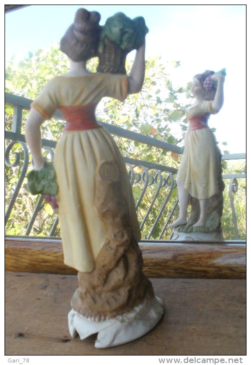 STATUETTE,  En Biscuit, Jeune Femme Au Panier De Raisin - Autres & Non Classés