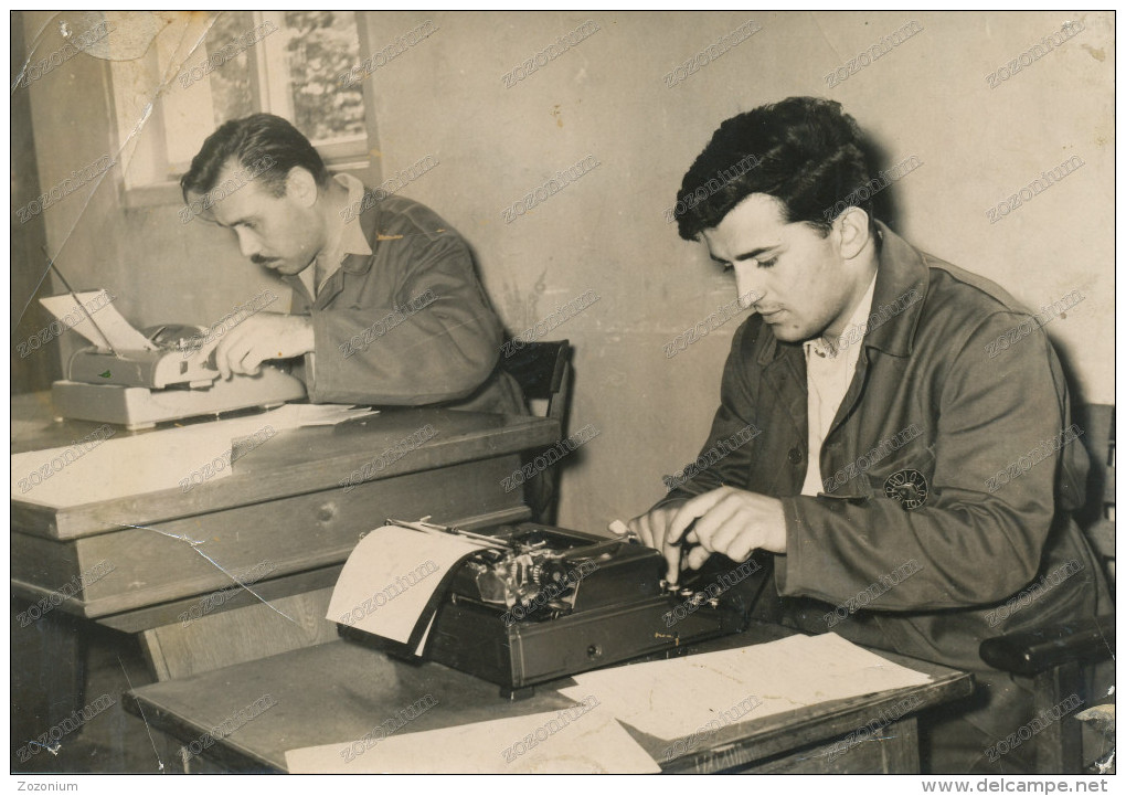 REAL PHOTO -Typewriter, 2 Men Write On Typewriters, 2 Hommes écrivent Sur Des Machines à écrire,  ORIGINAL - Autres & Non Classés