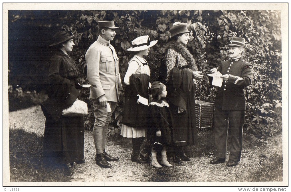 CPA 782 - MILITARIA - Carte Photo Militaire - Soldat - Gendarme & Civils - Photo Melle E.HIEULLE  à  EPERNAY - Characters