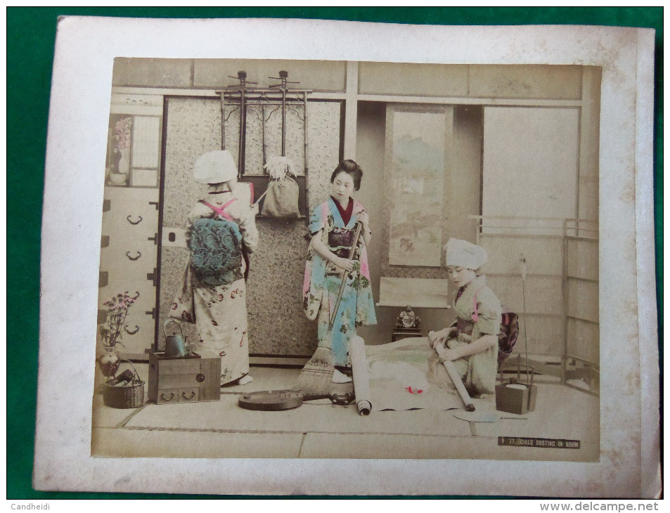 JAPON - 19ème Siècle - 2 Photos Sur Papier Albuminé Et Aquarellé - CHANTEUSES - Intérieur - Anciennes (Av. 1900)