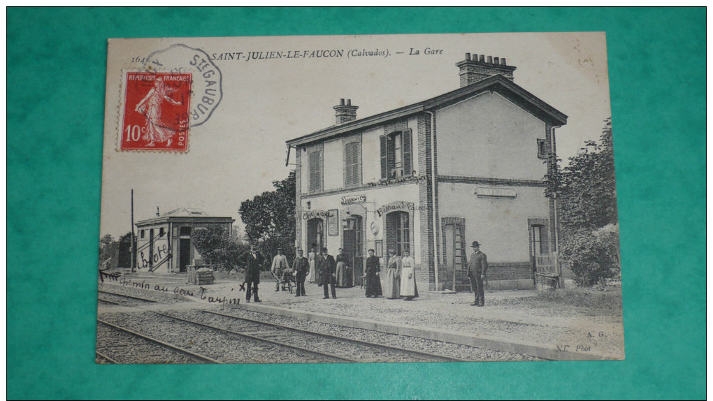 SAINT-JULIEN-LE-FAUCON (Calvados)  La Gare - Autres & Non Classés