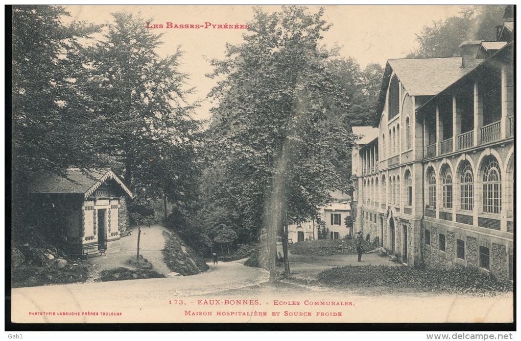 64 -- Eaux - Bonnes --   Ecole Communales -- Maison Hospitaliere Et Source Froide - Eaux Bonnes