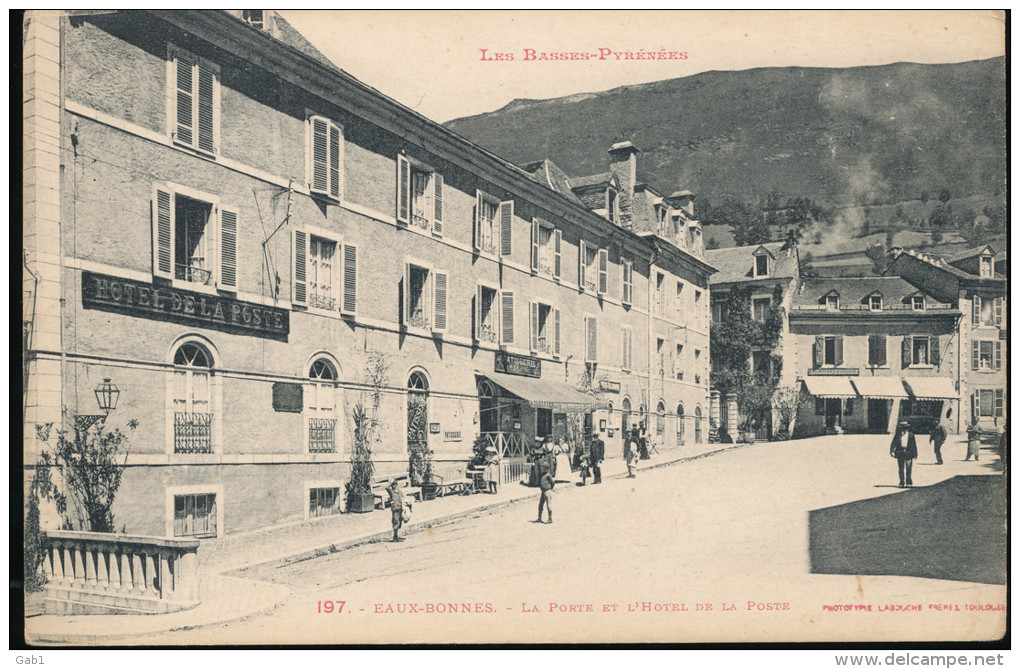 64 -- Eaux - Bonnes --   La Porte Et L'Hotel De La Poste - Eaux Bonnes