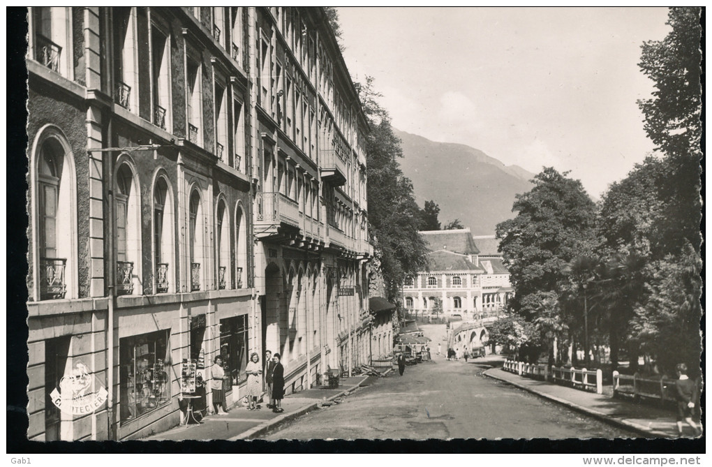 64 --  Eaux - Bonnes -- Avenue Castellane Et Les Hotels - Eaux Bonnes