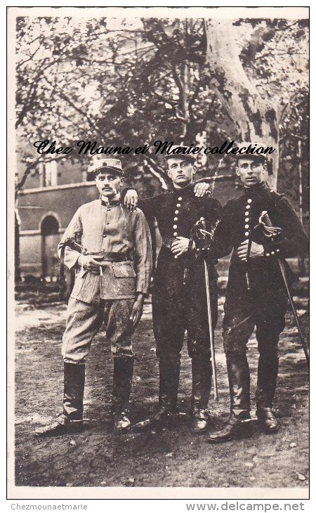 CPA CARTE PHOTO MILITAIRE REGIMENT DE CUIRASSIERS NON IDENTIFIE AVEC LEUR SABRE / 2017 - Personen