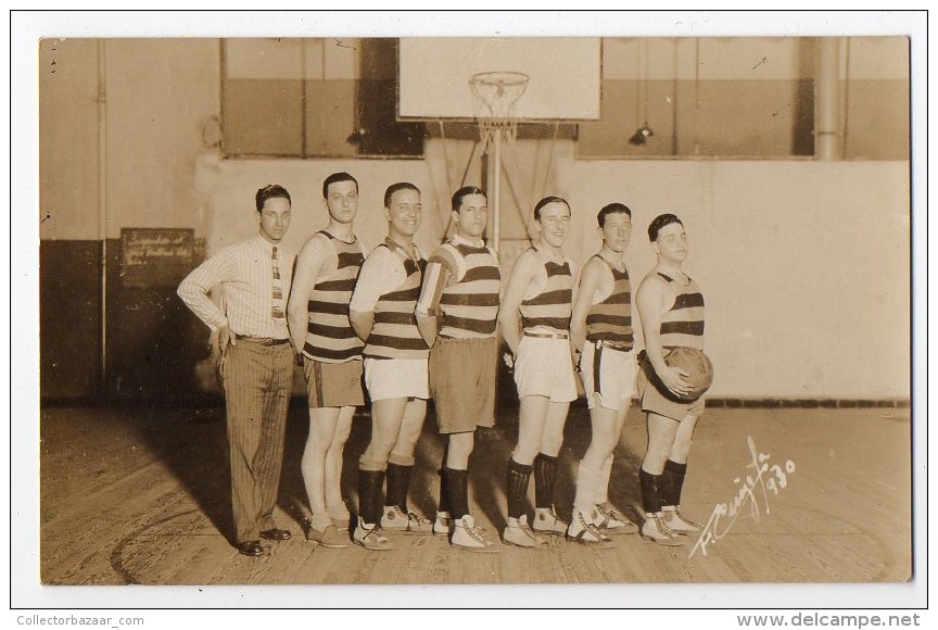 A Basketball Team Possing Uruguay Ca 1940 Original Postcard Cpa  (W4_495) - Baloncesto