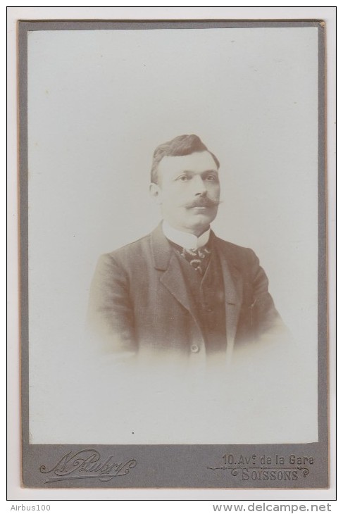 PHOTO STUDIO AUBRY SOISSONS AISNE (02) - HOMME MOUSTACHU - 2 Scans - - Persone Anonimi