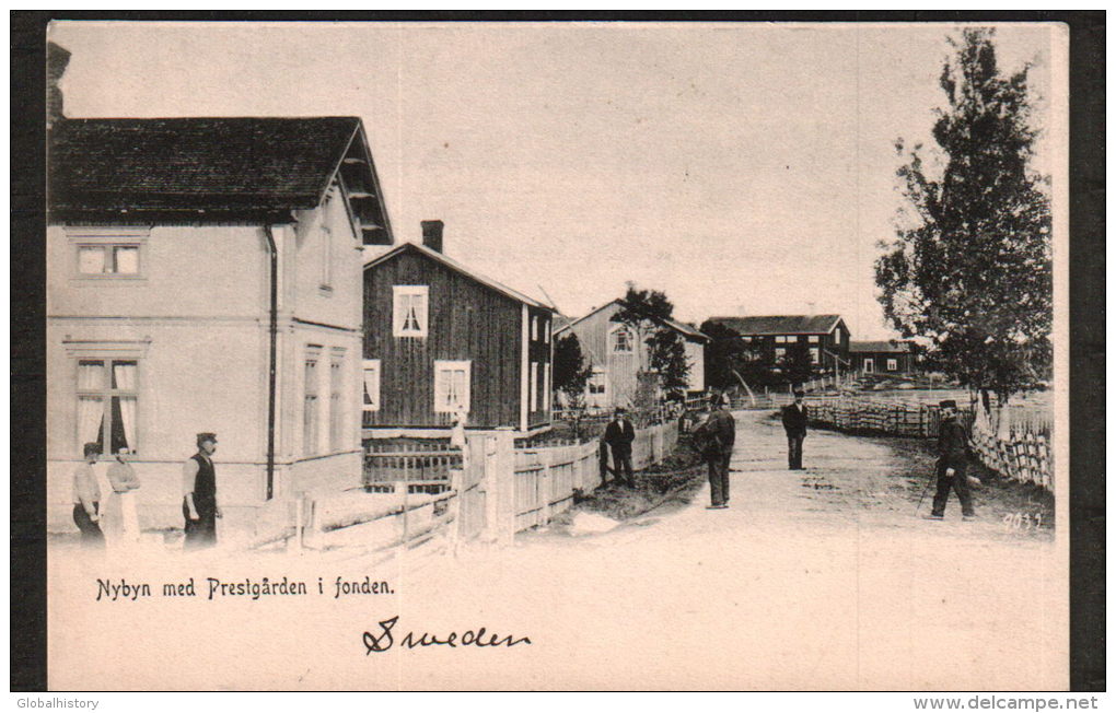 DB2693 SWEDEN  NYBYN MED PRESTGARDEN I FONDEN POSTCARD - Suède