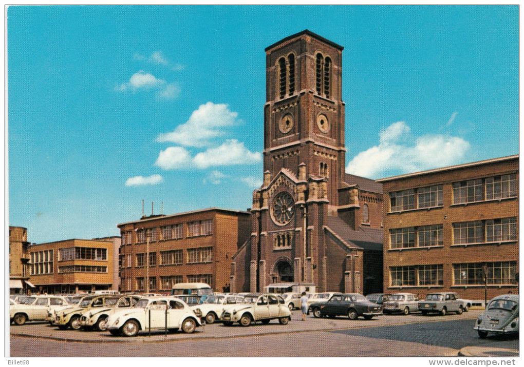 CPM  -   LA LOUVIERE  - PLACE MAUGRETOUT   - EGLISE SAINT JOSEPH - VIEILLES VOITURES - - La Louvière