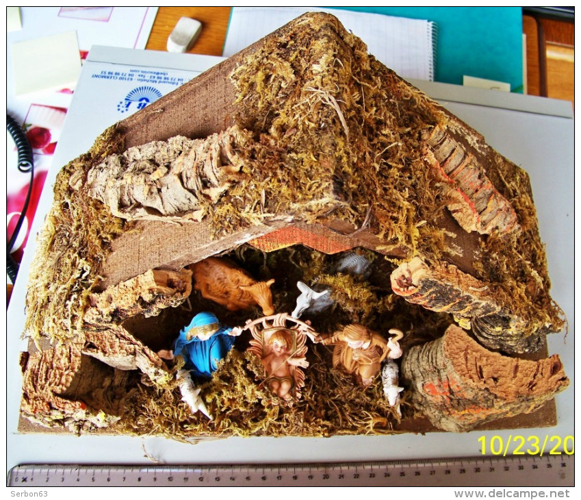 CRECHE DE NOEL BOIS ECORCE MOUSSE... AVEC 7 PERSONNAGES Et ANIMAUX EN PLASTIQUE DIMENSIONS : LONG 35 LARG 16 HAUT 22cm - Christmas Cribs
