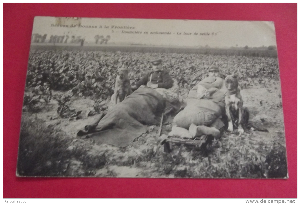 Cp Scenes De Douane A La Frontiere Le Tour De Veille - Zoll