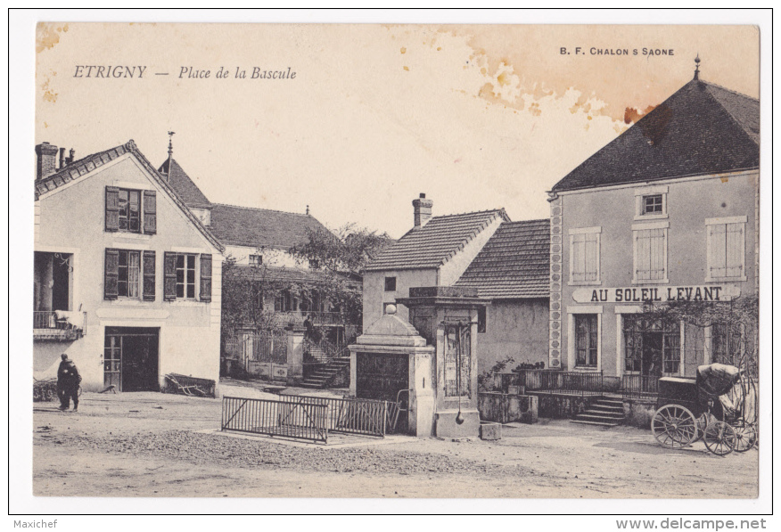 Etrigny - Place De La Bascule - Café "Au Soleil Levant", Calèche, Puits Avec Son Balancier, Poids Public - Pas Circulé - Sonstige & Ohne Zuordnung