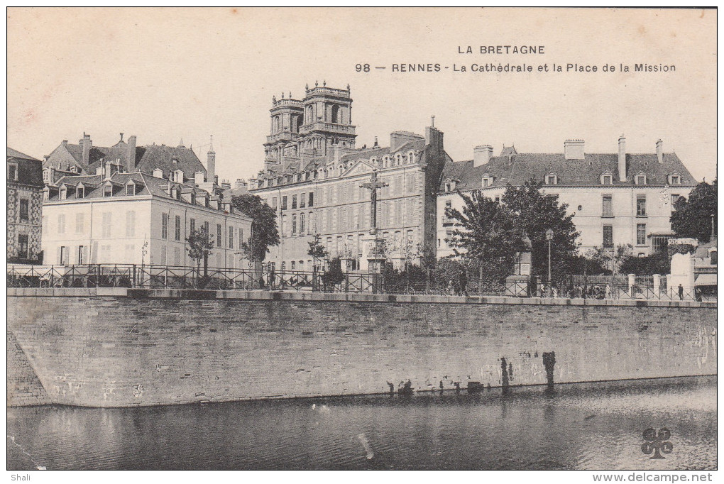 CPA RENNES LA CATHEDRALE ET LA PLACE DE LA MISSION - Rennes