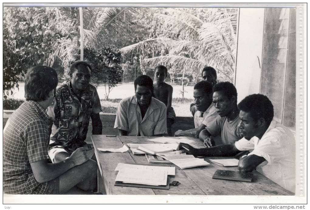 Photographie  PAPUA NEW GUINEA Papua Neuguinea  Fam. Natschläger  At Board Meeting For NARAMBAIAU STORE - PASSA - Geïdentificeerde Personen