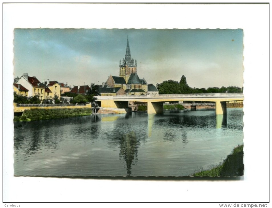 CP - LAVAL (53)  BASILIQUE D AVESNIERES VUE DE LA MAYENNE - Laval