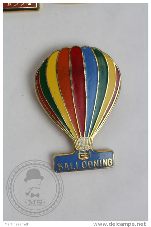 Hot Air Balloon Striped Rainbow Colour - Ballooning _ Signed Demons & Mervelles - Pin Badge #PLS - Otros & Sin Clasificación